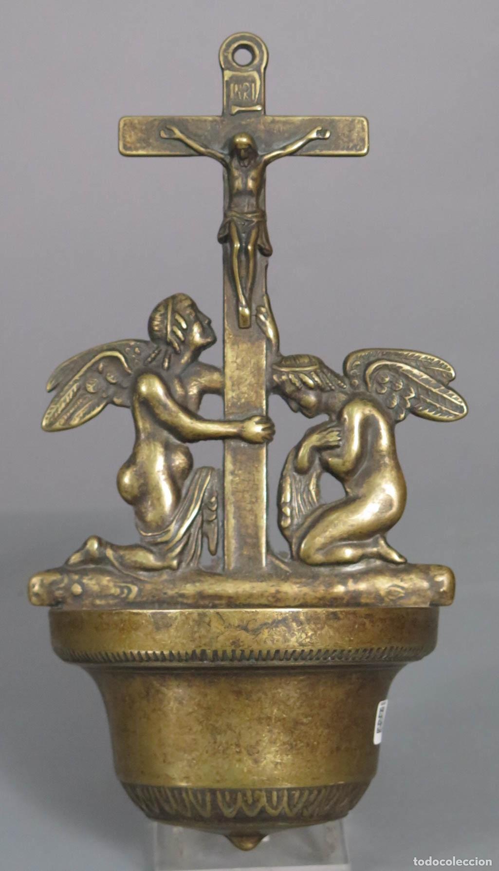 Antig&uuml;edades: BENDITERA. CRUZ CON ANGELES ADORADORES. BRONCE. HACIA 1900