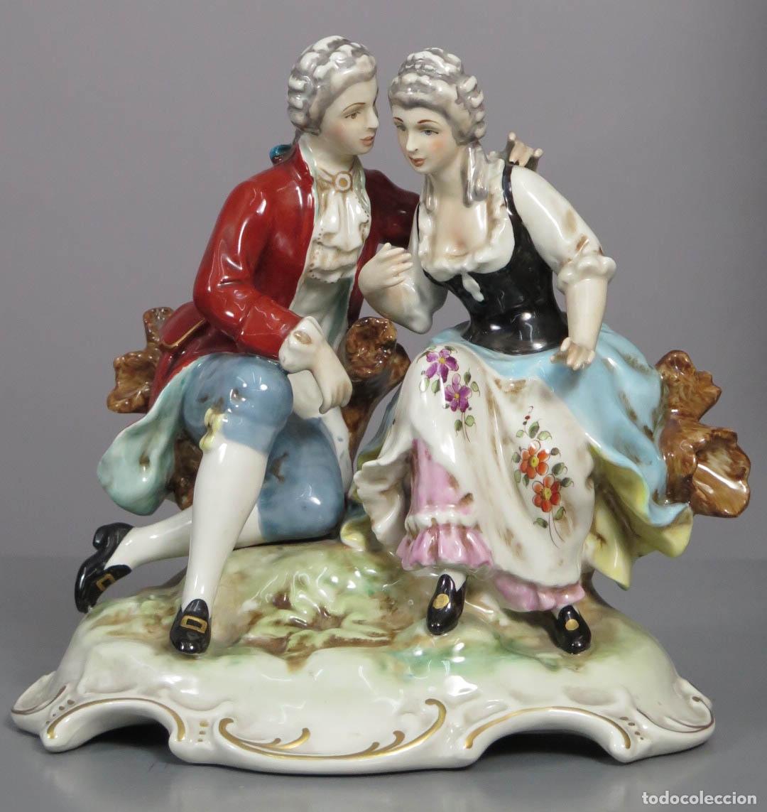 Antig&uuml;edades: FIGURA DE PAREJA GALANTE. SIGUIENDO MODELOS ROCOCO. SALVADOR MALLOL. SIGLO XX