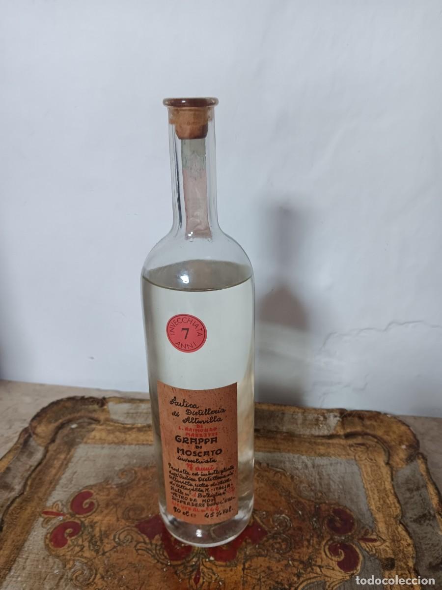 Antig&uuml;edades: Grappa Moscato visible en la botella indica que es un destilado italiano de la uva Moscato