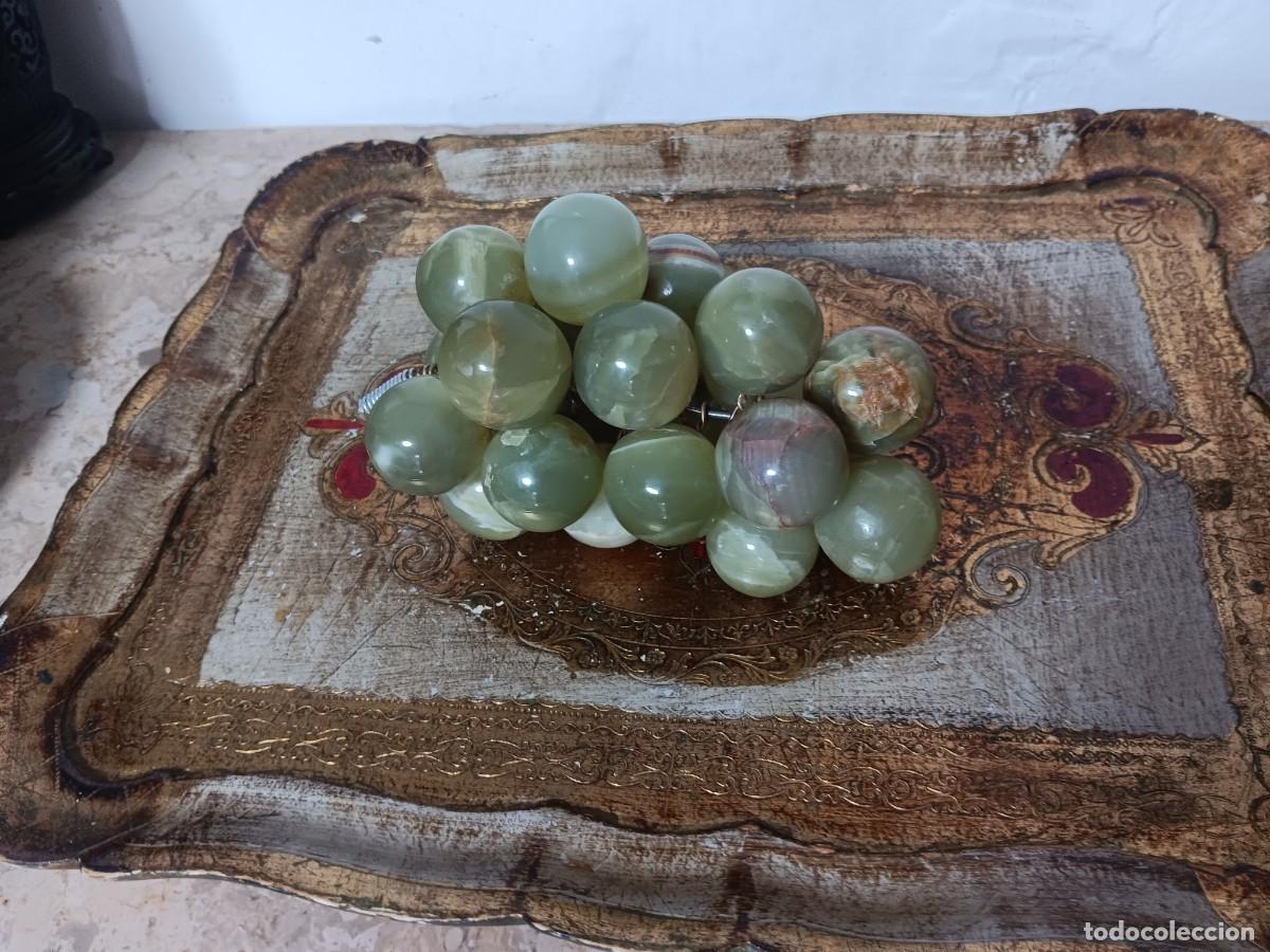 Antig&uuml;edades: racimo decorativo de uvas tallado en piedra de &oacute;nix verde