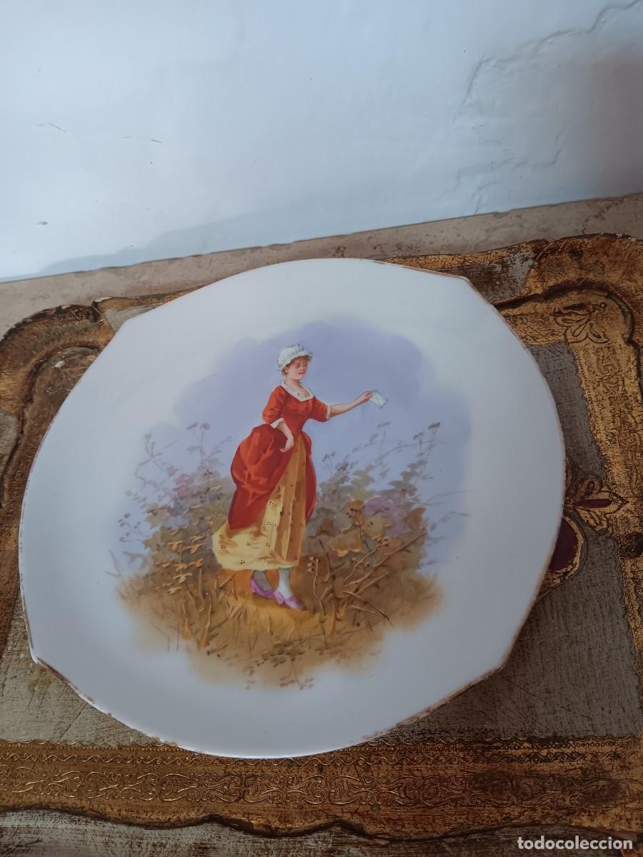 Antig&uuml;edades: plato decorativo de porcelana francesa, posiblemente de la reconocida regi&oacute;n de Limoges