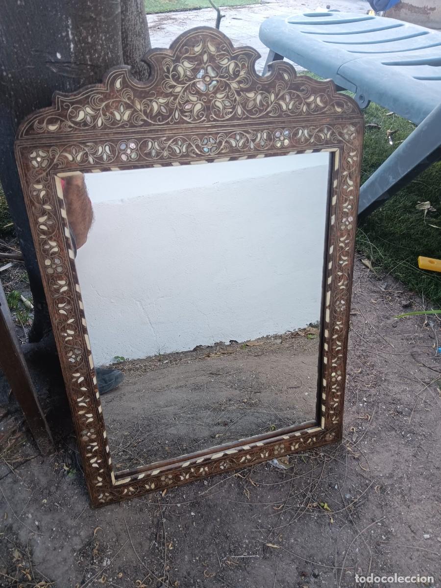 Antig&uuml;edades: espejo de pared de madera tallada con intrincadas incrustaciones de nacar