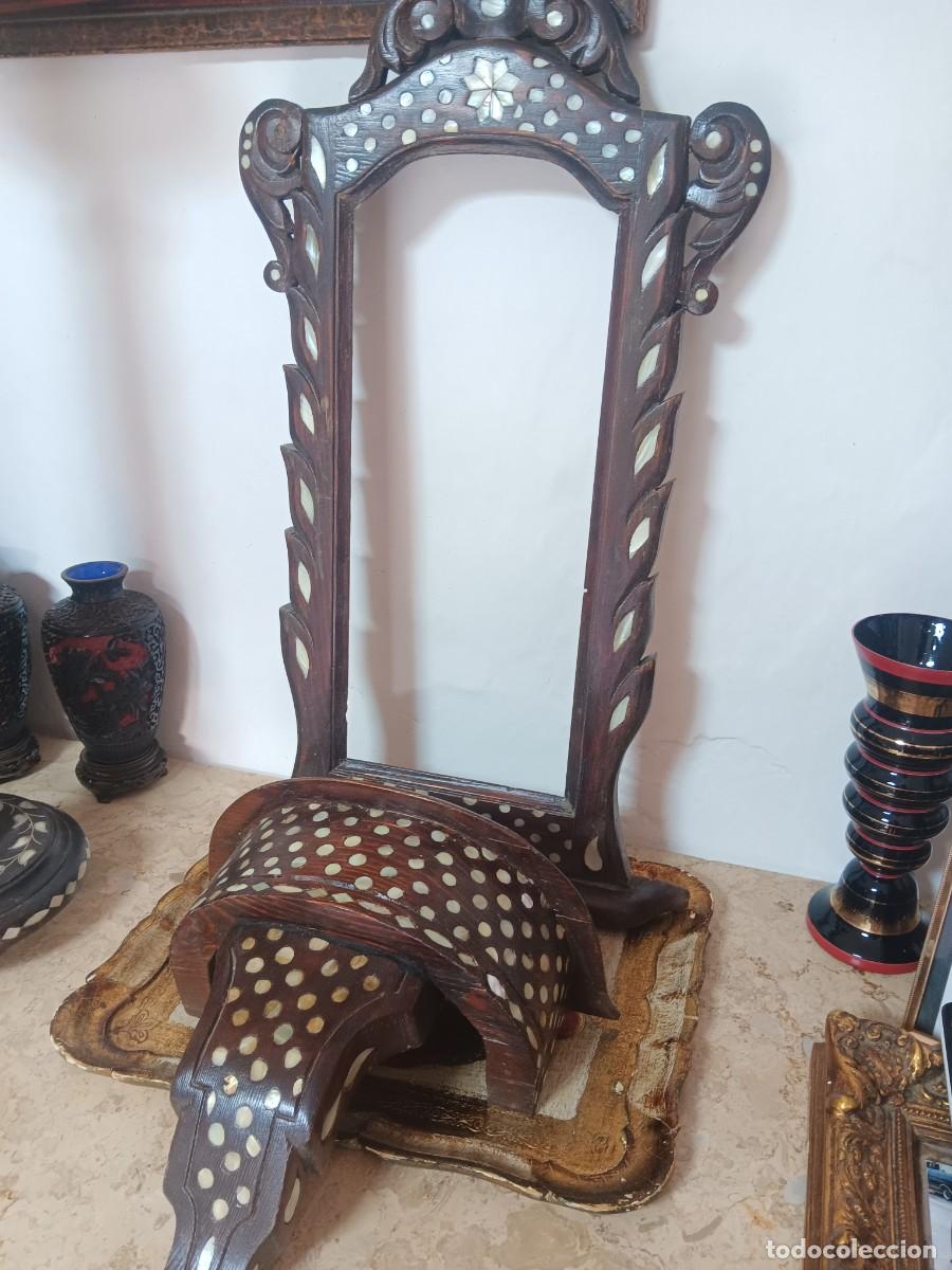 Antig&uuml;edades: espejo de pared de madera tallada con intrincadas incrustaciones de nacar con mensula a juego