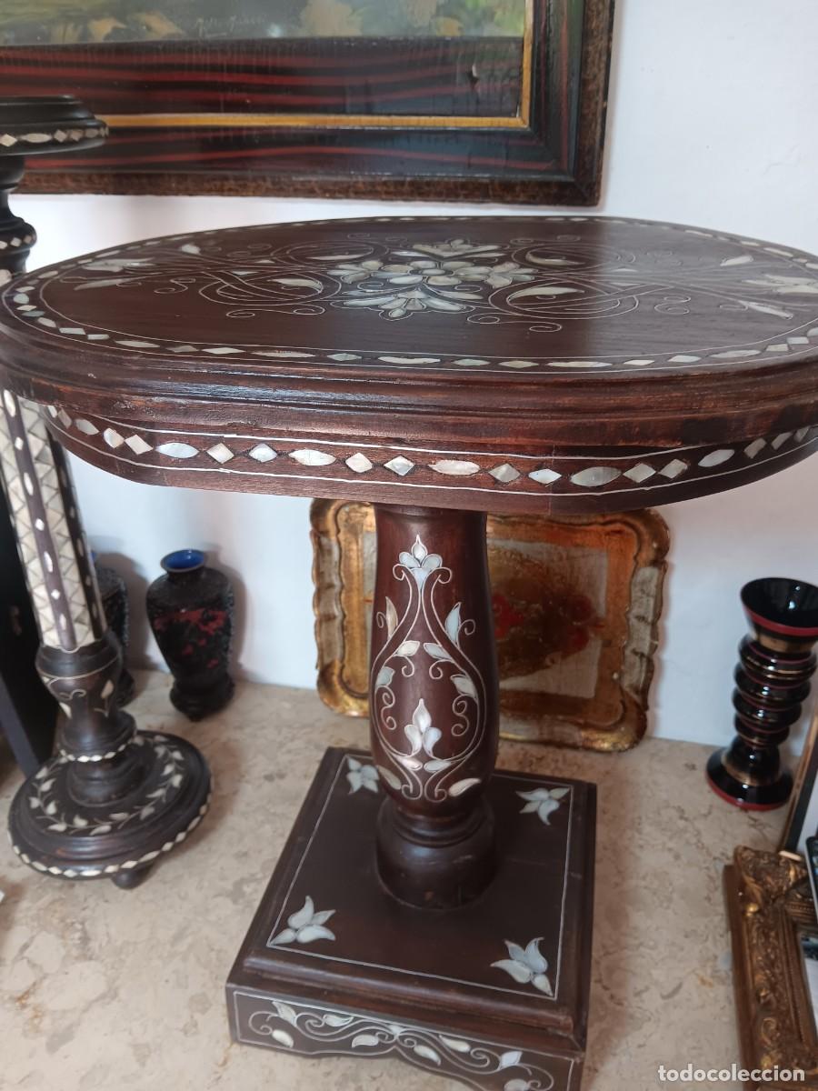 Antig&uuml;edades: mesa auxiliar de estilo sirio o &aacute;rabe, caracterizada por sus intrincadas incrustaciones de n&aacute;car (ma