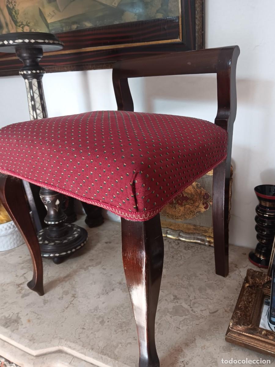 Antig&uuml;edades: banco tapizado de estilo cl&aacute;sico (tambi&eacute;n llamado banqueta o descalzadora), dise&ntilde;ado frecuentemente