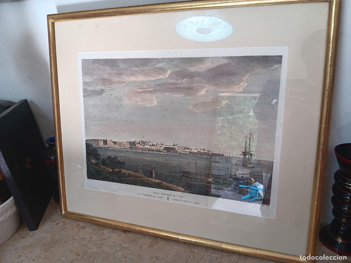 Antig&uuml;edades: impresi&oacute;n antigua enmarcada que representa una vista panor&aacute;mica del puerto de C&aacute;diz, posiblemente un
