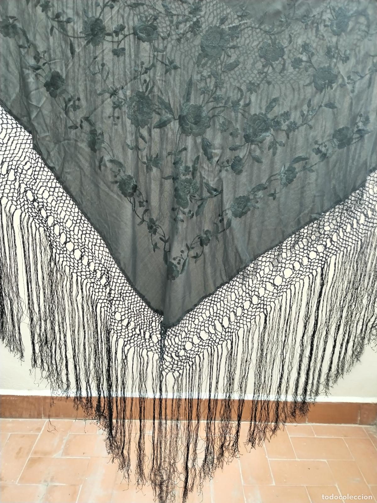 Antiques: mant&oacute;n negro con rosas negras vintage