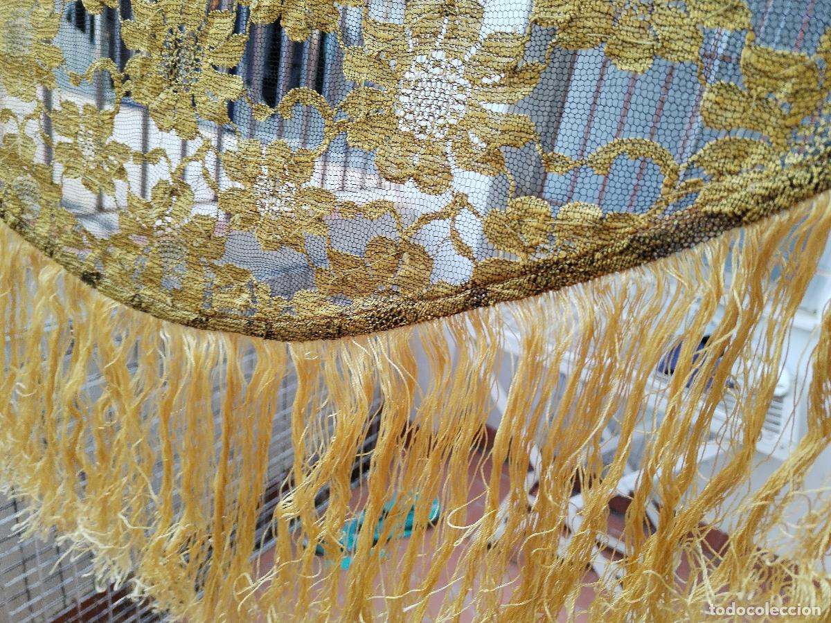 Antig&uuml;edades: mant&oacute;n triangulo color oro vintage - Foto 3