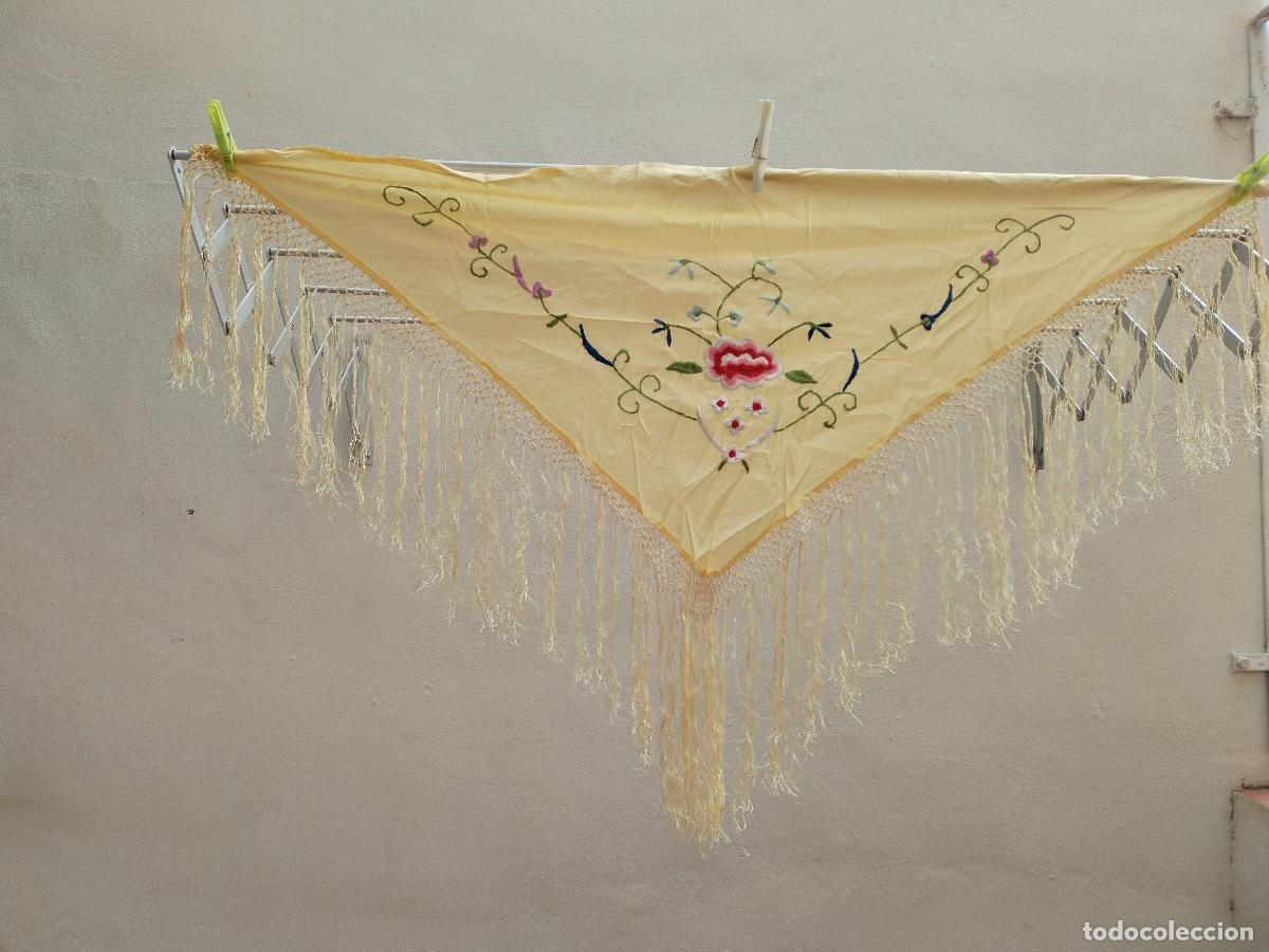 Antig&uuml;edades: mantoncillo triangulo bordado vintage - Foto 5