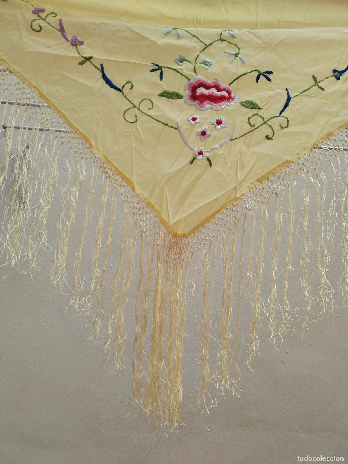 Antig&uuml;edades: mantoncillo triangulo bordado vintage - Foto 6