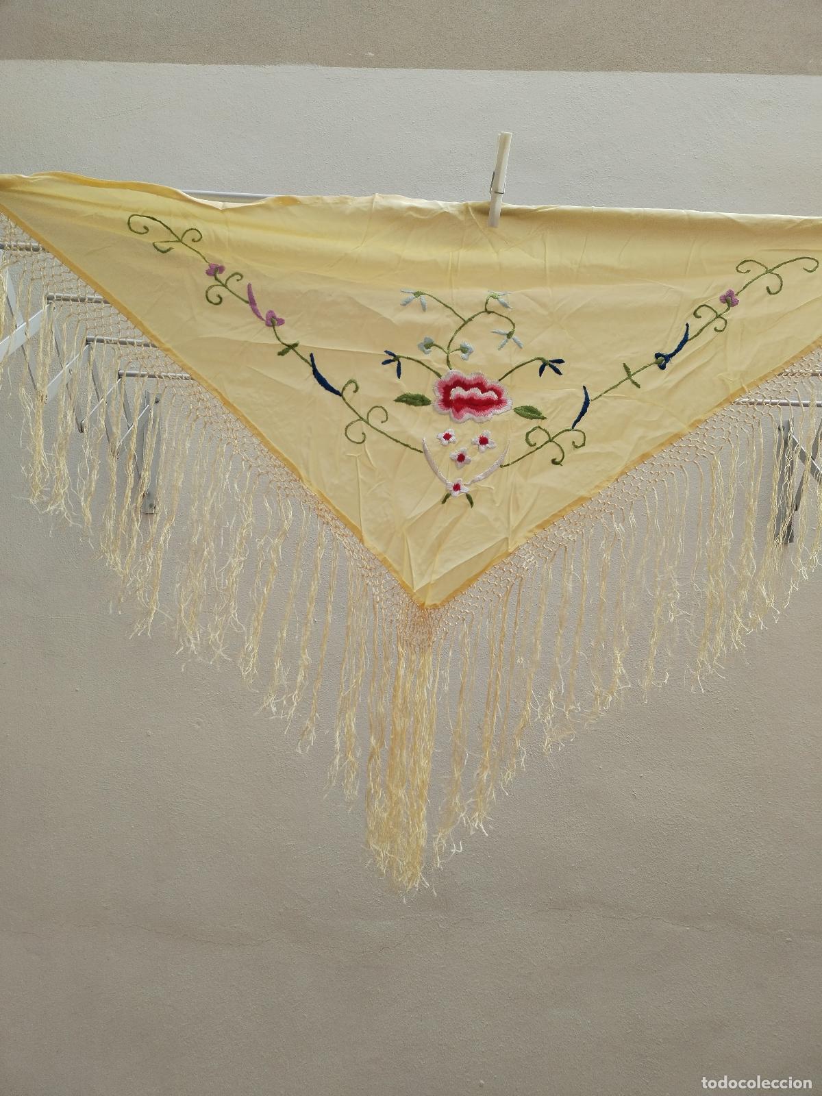 Antiques: mantoncillo triangulo bordado vintage