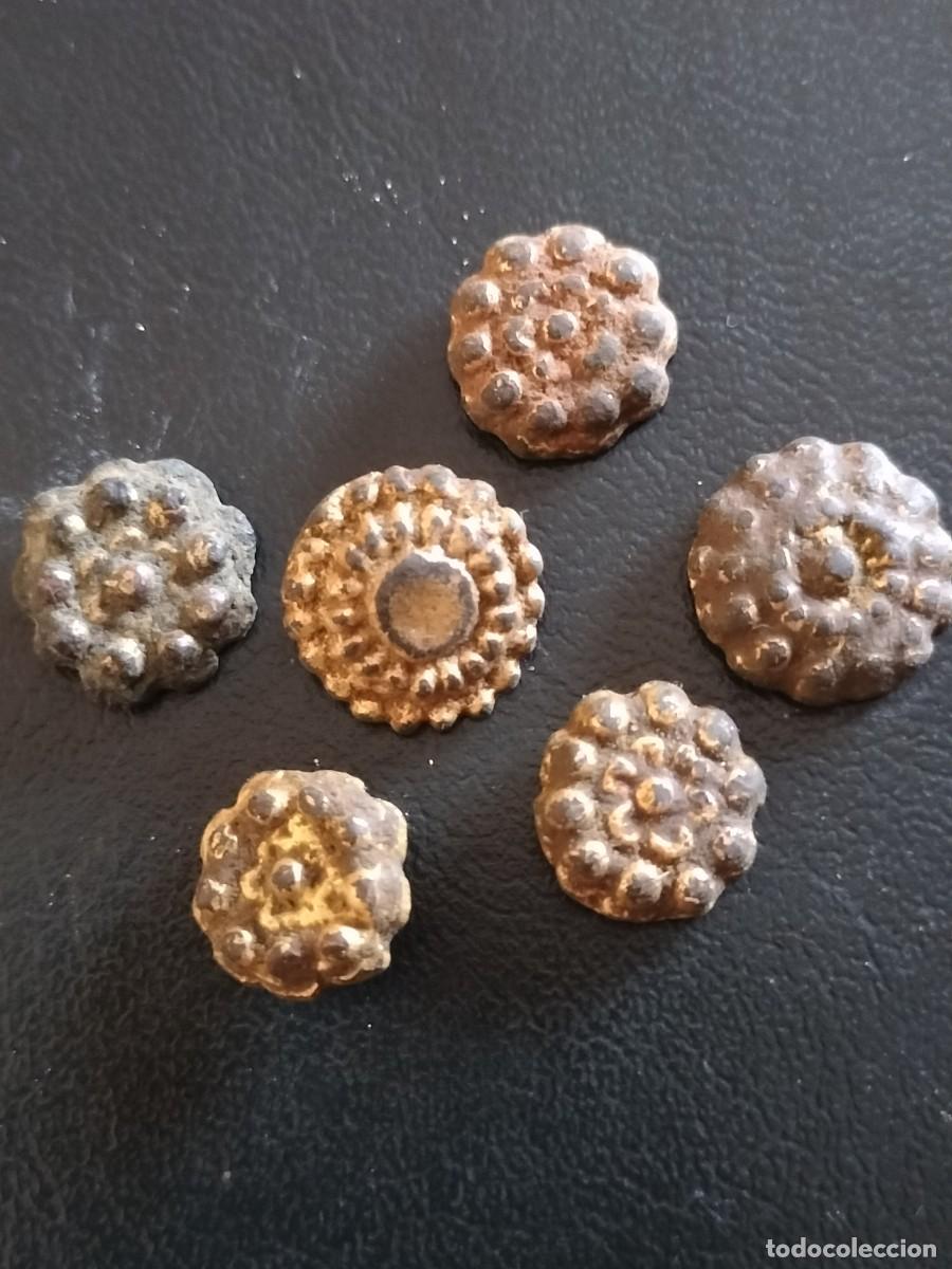Antig&uuml;edades: Lote de 6 botones civiles del S xvi-Sxvii chapados en oro sin limpiar