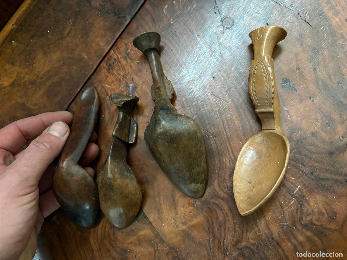 Antig&uuml;edades: Lote de 4 cucharas pastoriles grabadas de madera objetos antiguos &eacute;tnicos rurales de pastor