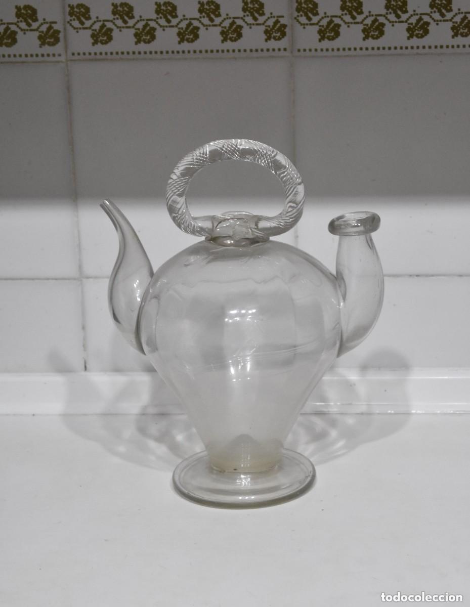 Antig&uuml;edades: Botijo catal&aacute;n de vidrio. Siglo XIX. Mide 26 cm. de alto.