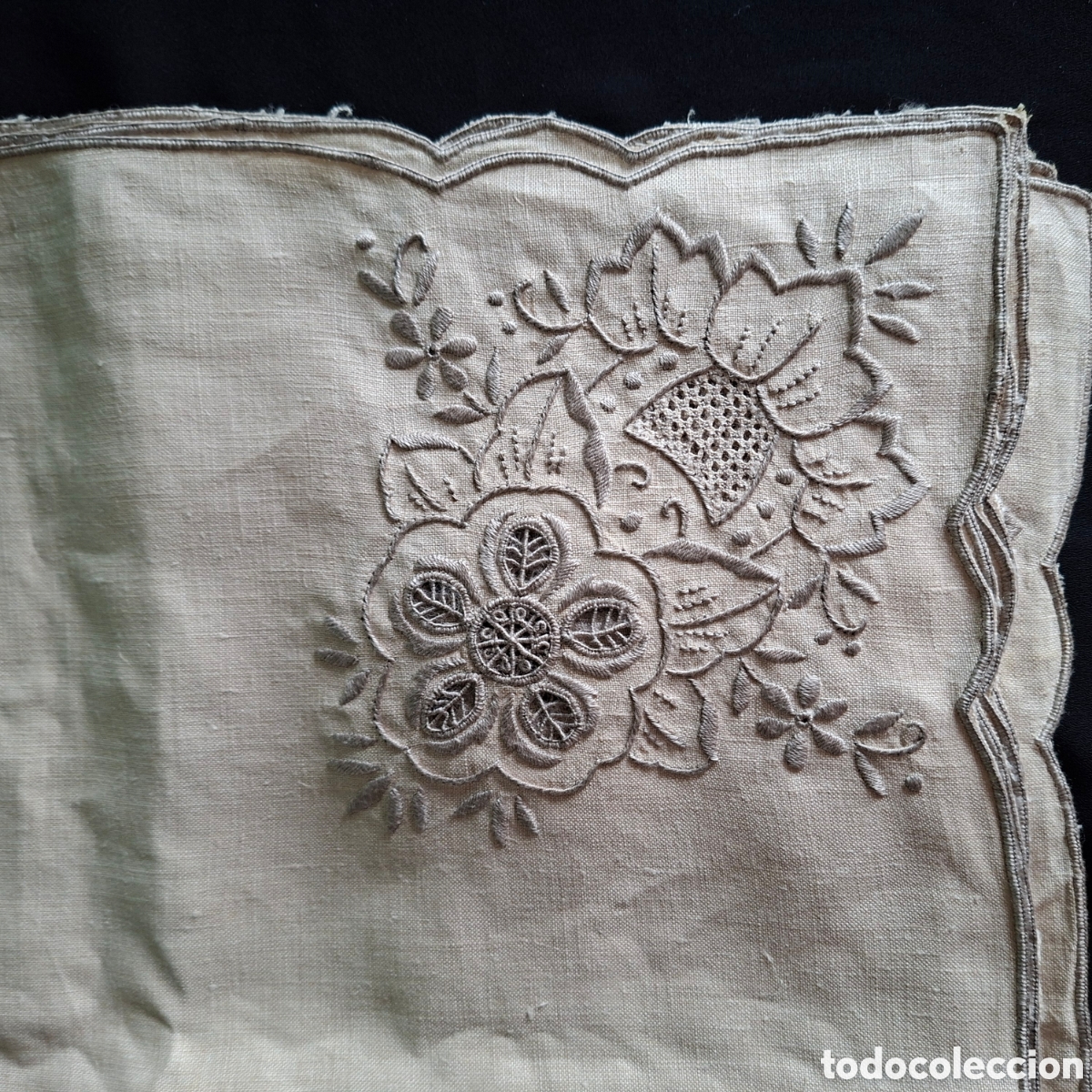 Antig&uuml;edades: 12 SERVILLETAS DE HILO SIN ESTRENAR COLOR BEIGE BORDADOS CALADOS FEST&Oacute;N 41X41
