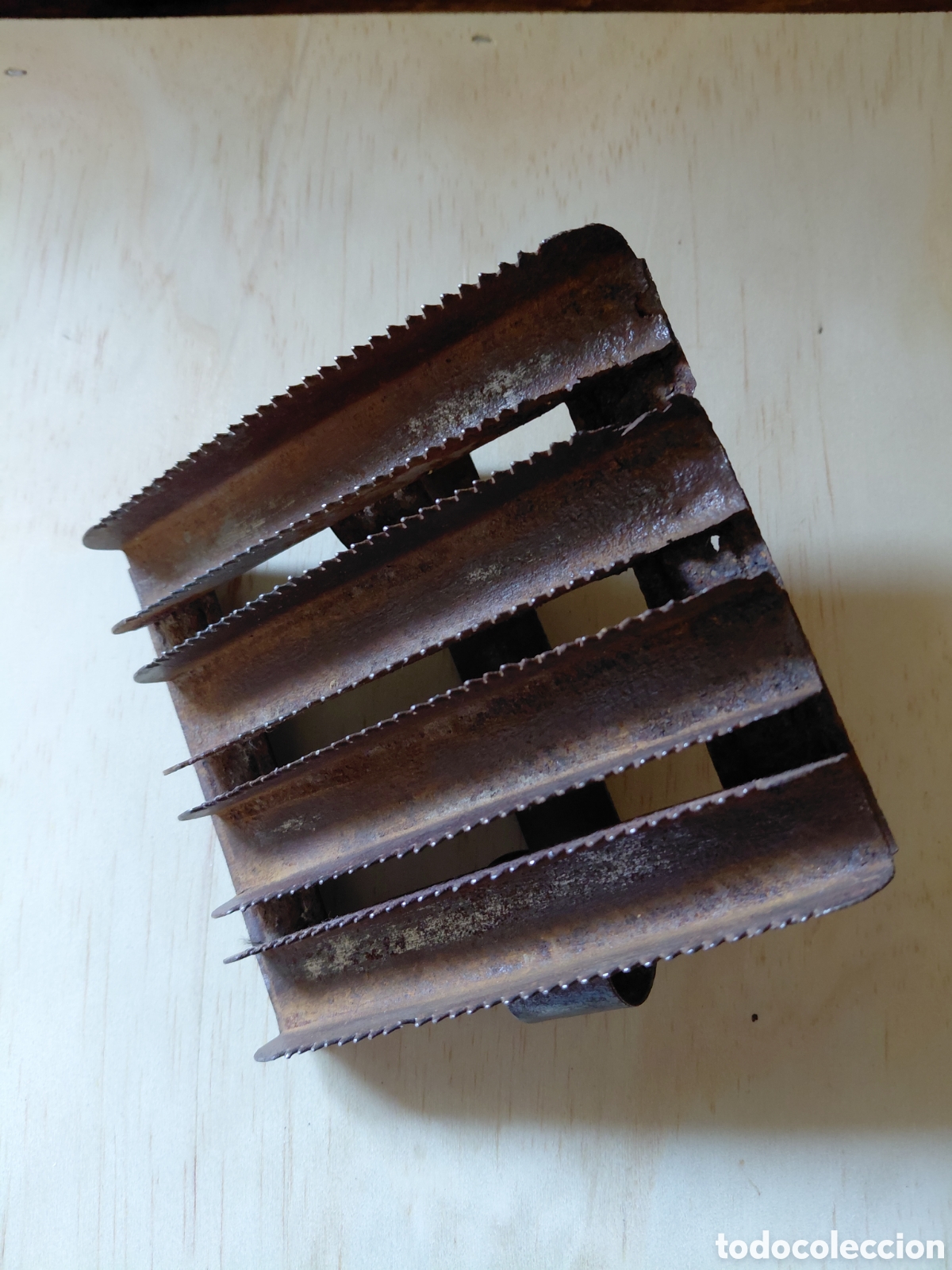 Antig&uuml;edades: Antiguo cepillo de metal para caballerias