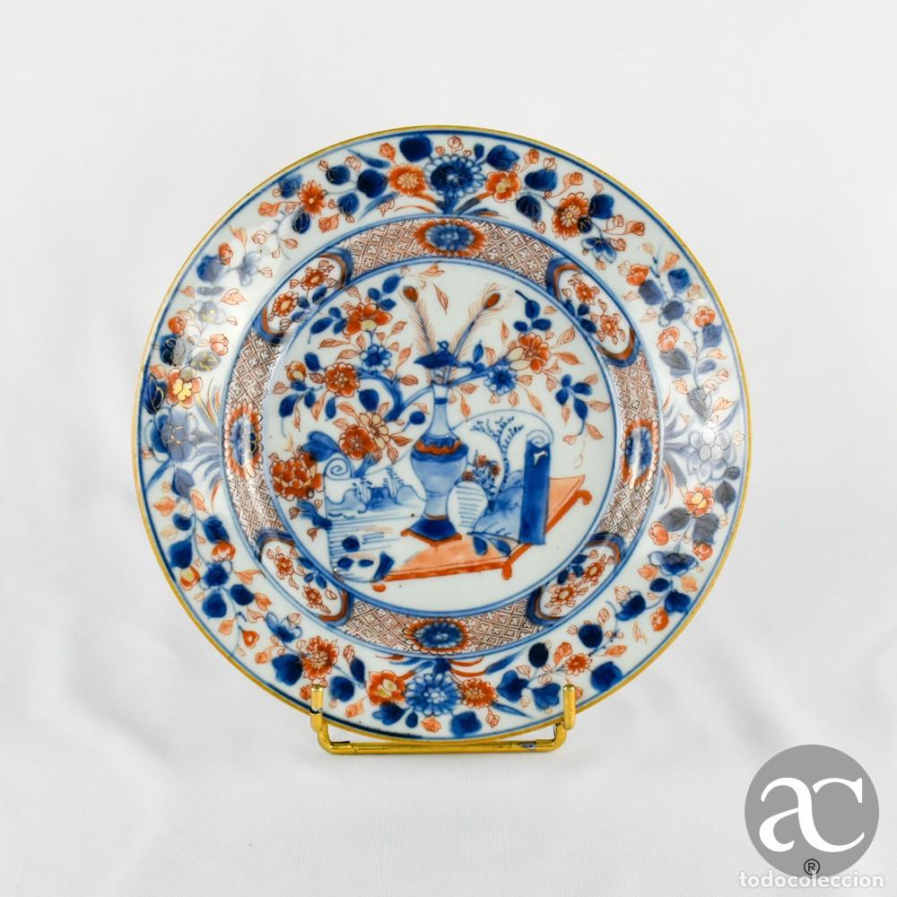 Antig&uuml;edades: Prato em porcelana da China, decora&ccedil;&atilde;o Imari, per&iacute;odo Kangxi, s&eacute;c. XVII / XVIII