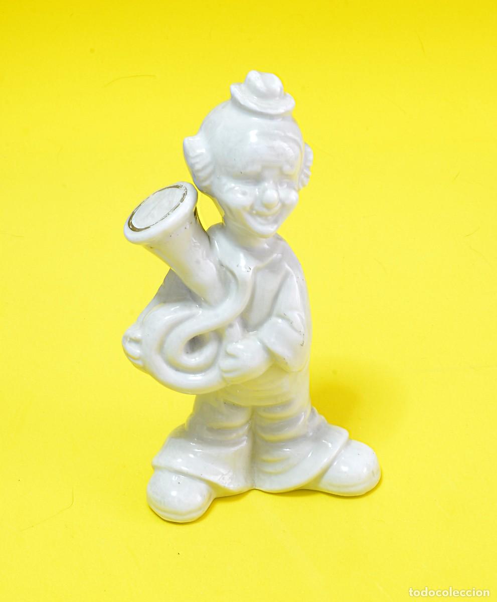 Antig&uuml;edades: FIGURA DE PAYASO DE PORCELANA BLANCA CON INSTRUMENTO MUSICAL