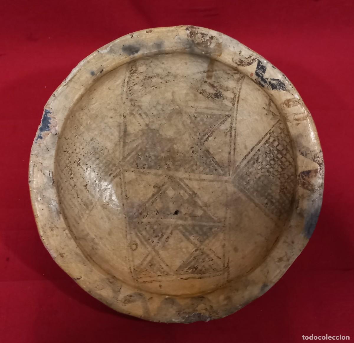 Antig&uuml;edades: ANTIG. PLATO TAZRUT EN CERAMICA BEREBER DECORADO CON MOTIVOS GEOM&Eacute;TRICOS Y PAREDES CURVAS - S. XVIII