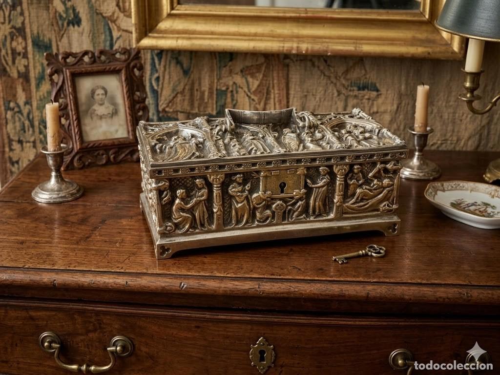 Antig&uuml;edades: Caja o joyero de estilo Neog&oacute;tico, Bronce. 20x10x8 cm y pesa 2,710 Kg.