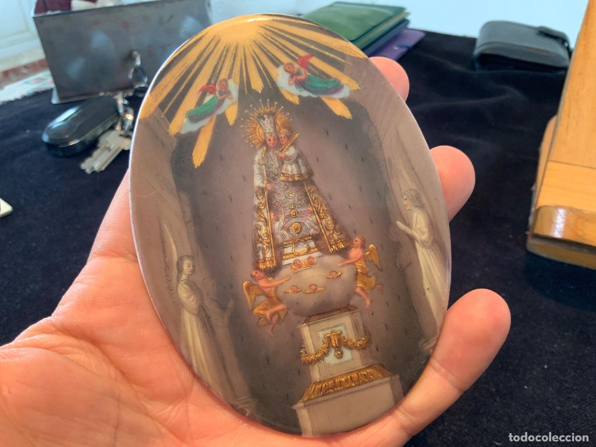 Antig&uuml;edades: Antiguo medall&oacute;n devocional, porcelana pintado a mano, n.s de los desamparados, 10,6x7,8cm, 60gr.