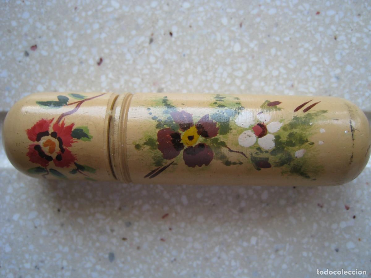 Antig&uuml;edades: Antiguo alfiletero costurero en madera pintado am mano a&ntilde;os 50