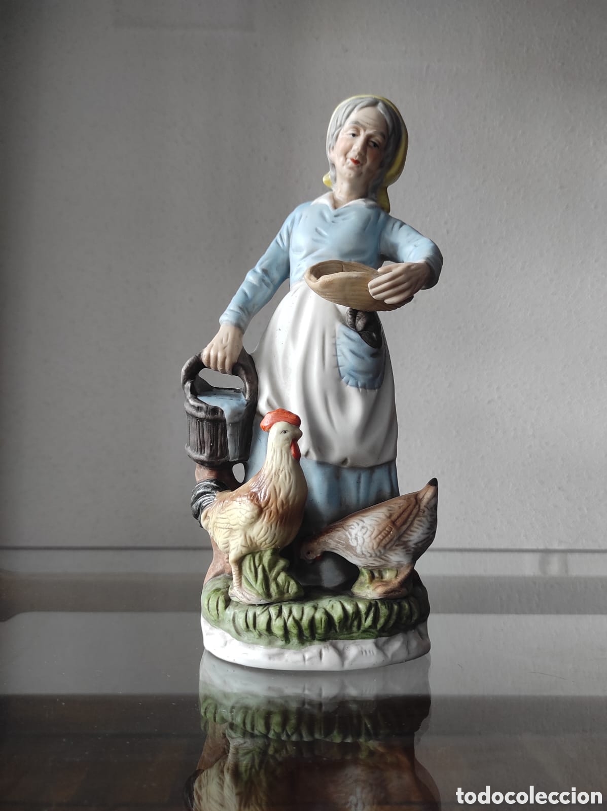 Antig&uuml;edades: Figura porcelana - Granjera con gallinas