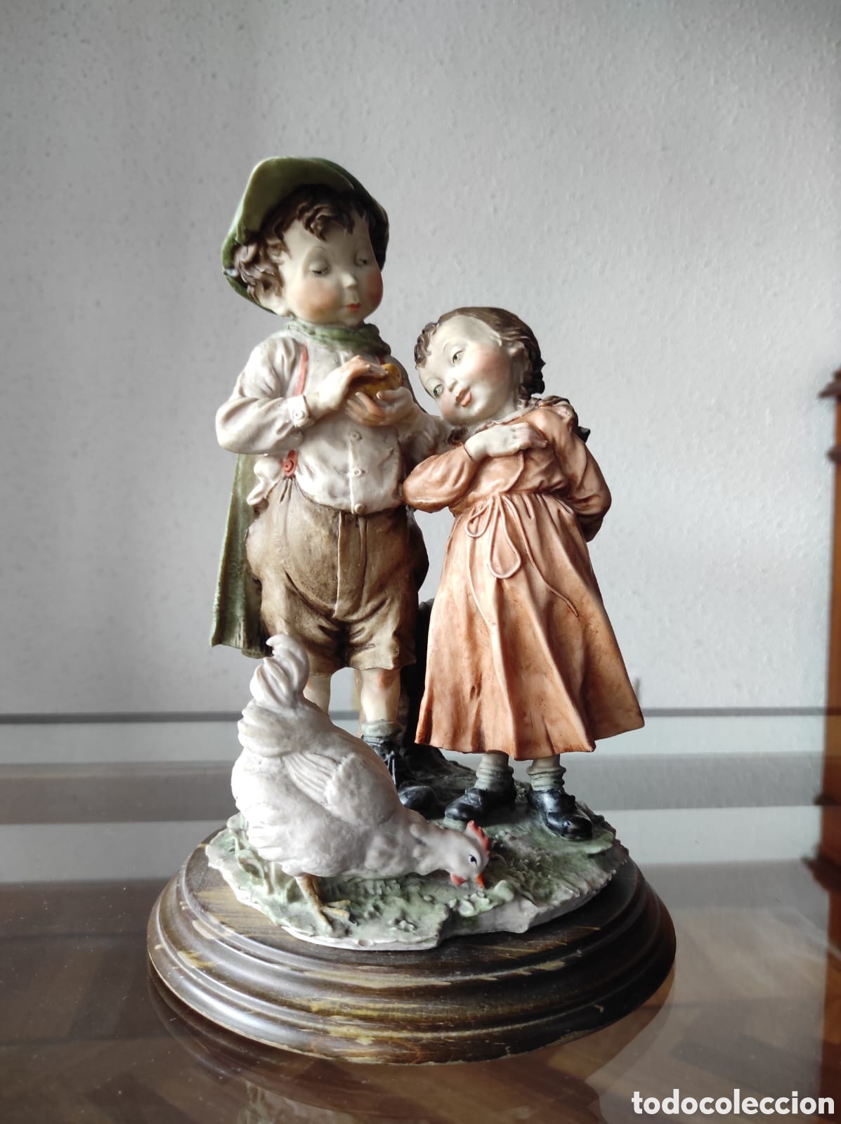 Antig&uuml;edades: Figura porcelana - Ni&ntilde;o con gallina