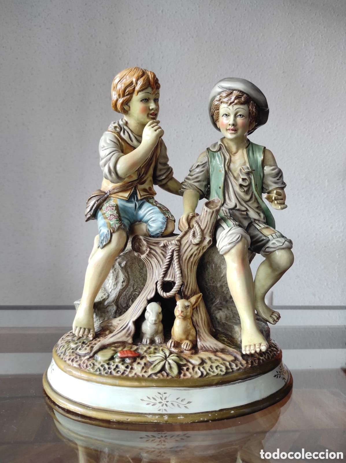 Antig&uuml;edades: Figura Porcelana - Ni&ntilde;os en tronco