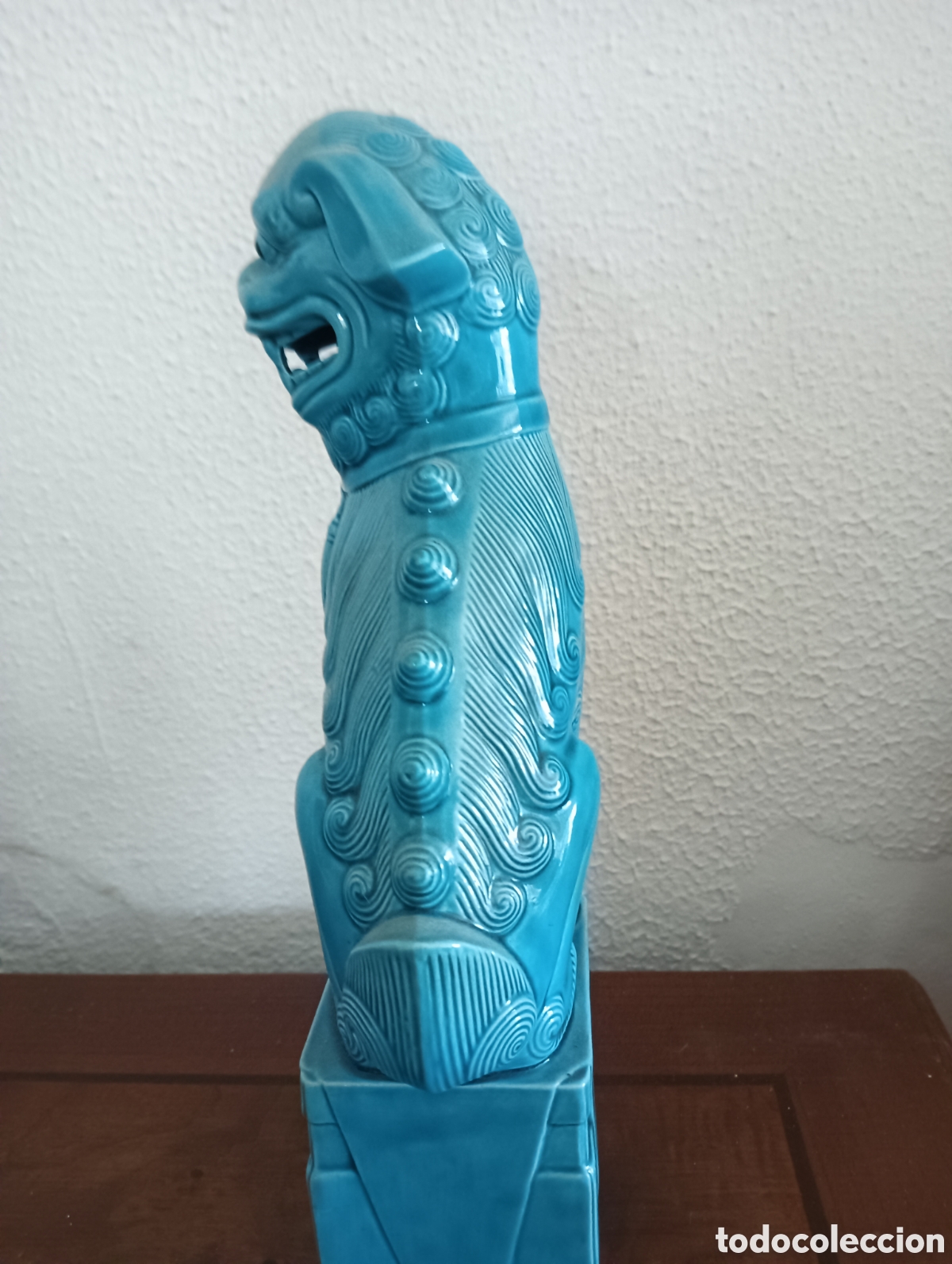 Antig&uuml;edades: Perro Fu foo de porcelana azul sellado en base.