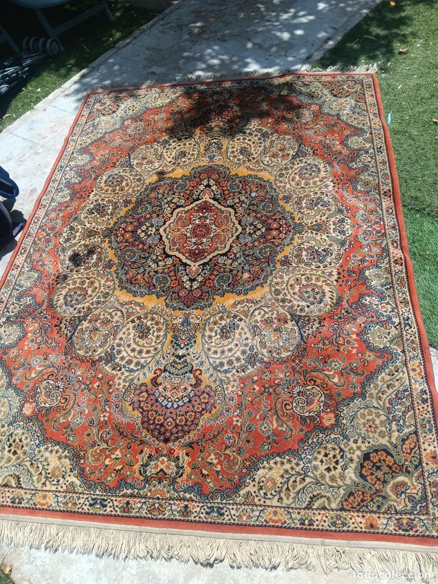 Antig&uuml;edades: alfombra de estilo persa, caracterizada por sus patrones florales detallados y un medall&oacute;n central p