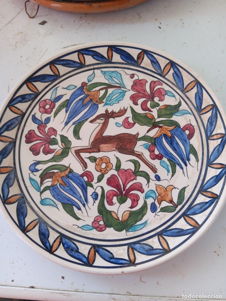 Antig&uuml;edades: plato es una pieza de cer&aacute;mica decorativa pintada a mano, probablemente originaria de Rodas o Lindos