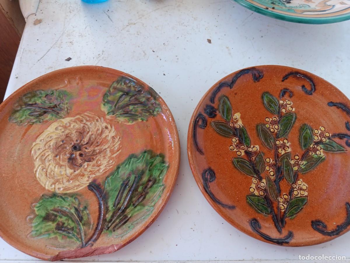 Antig&uuml;edades: platos piezas de cer&aacute;mica popular o alfarer&iacute;a tradicional, posiblemente de estilo r&uacute;stic