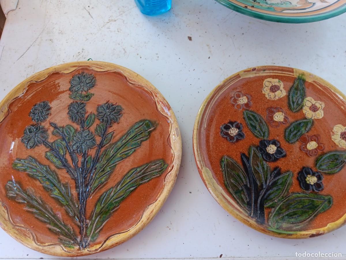 Antig&uuml;edades: platos piezas de cer&aacute;mica popular o alfarer&iacute;a tradicional, posiblemente de estilo r&uacute;stic