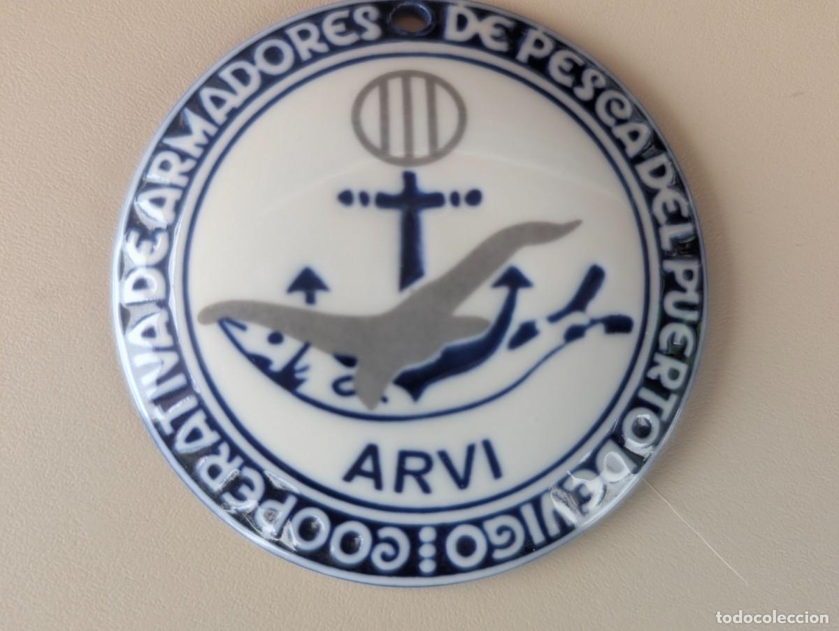 Antig&uuml;edades: MUY DIFICIL MEDALLA ORIGINAL DE PORCELANA DE SARGADELOS A&Ntilde;O 2000 (ARVI, VIGO)