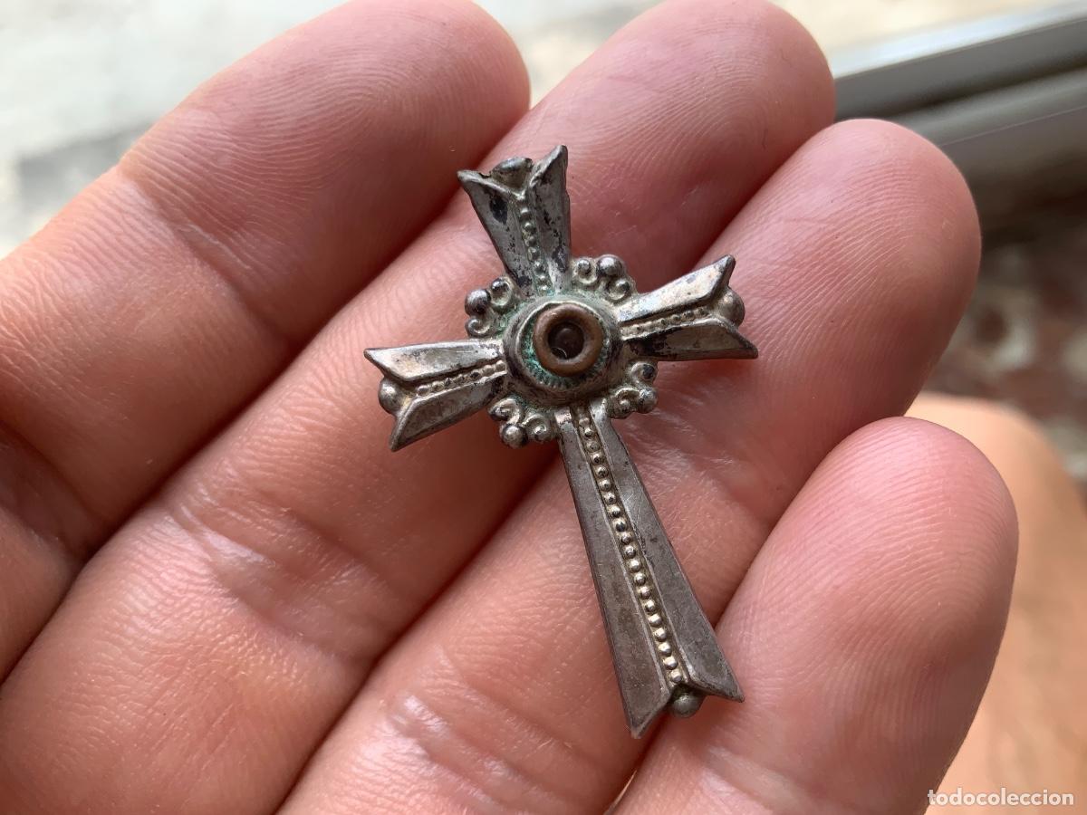 Antig&uuml;edades: Antigua cruz relicario, enganche roto, metal hueco, peque&ntilde;a mirilla. 3,3x2,2cm. 1,35gr.