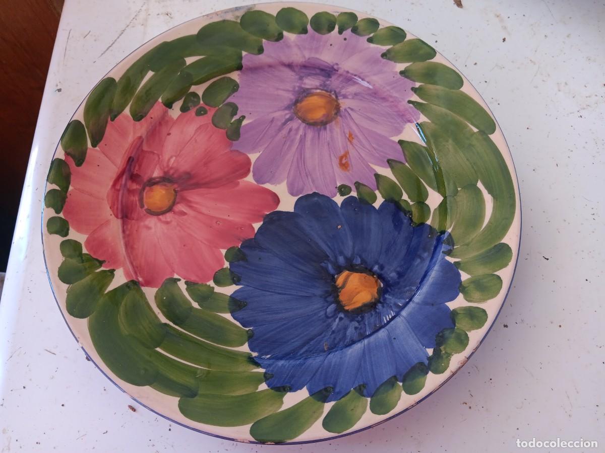 Antig&uuml;edades: plato es una pieza de cer&aacute;mica artesanal pintada a mano, identificada frecuentemente como cer&aacute;mica v