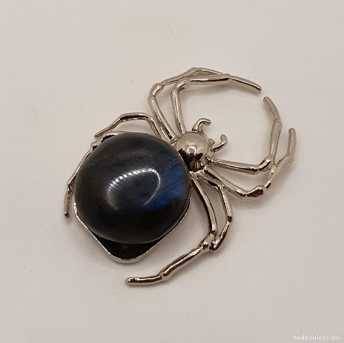 Antig&uuml;edades: Exquisito amuleto protector de ara&ntilde;a en metal plateado con gran cabuj&oacute;n de labradorita natural.