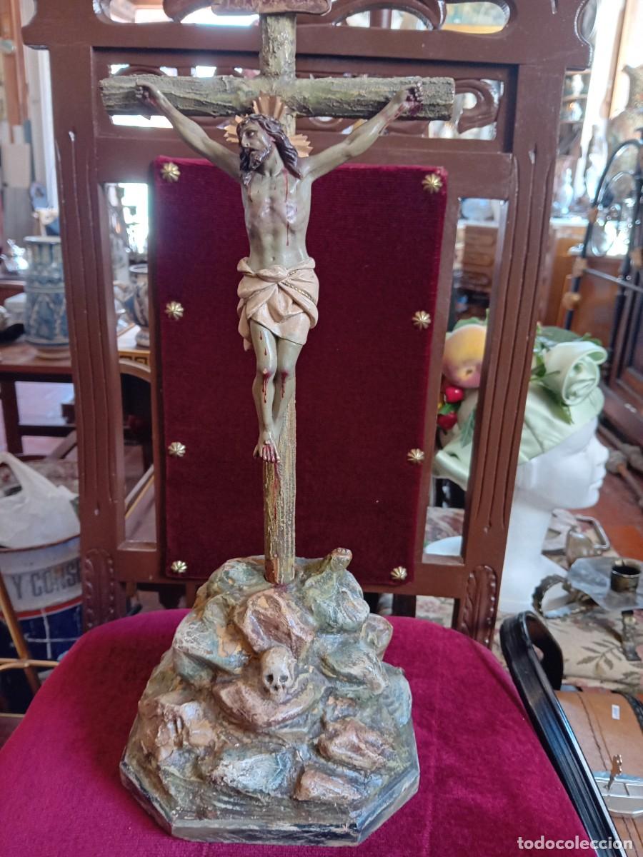Antig&uuml;edades: Cristo siglo XIX de pasta de madera con Cruz y base de madera misma t&eacute;cnica de Olot