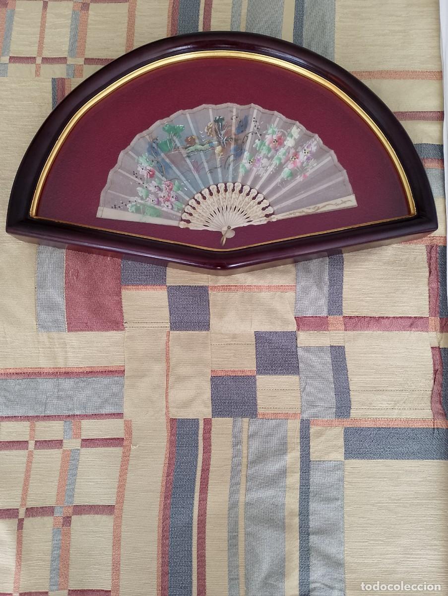 Antig&uuml;edades: ELEGANTE ABANICO ANTIGUO DE GASA FINA PINTADO A MANO CON VITRINA ABANIQUERA DE MADERA