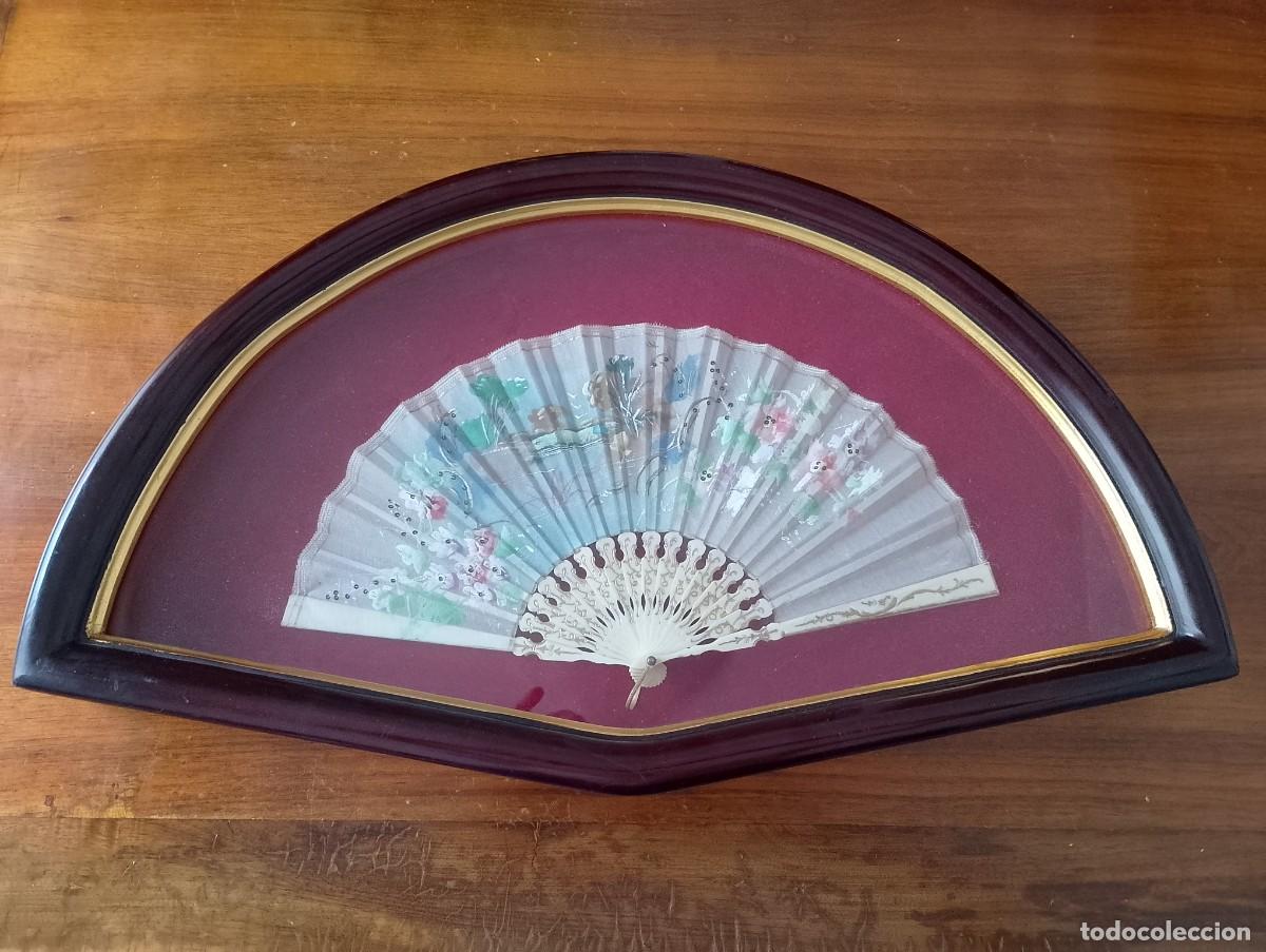 Antig&uuml;edades: ELEGANTE ABANICO ANTIGUO DE GASA FINA PINTADO A MANO CON VITRINA ABANIQUERA DE MADERA