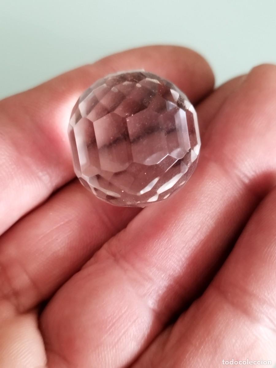 Antig&uuml;edades: Antigua bola, adorno de cristal tallado.