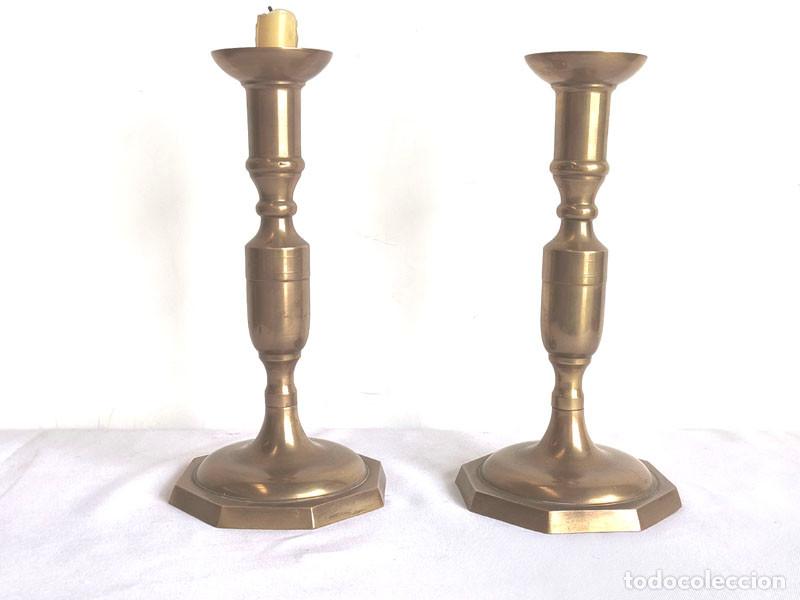 Antig&uuml;edades: PAREJA DE CANDELABROS LISOS DE LAT&Oacute;N - Foto 1