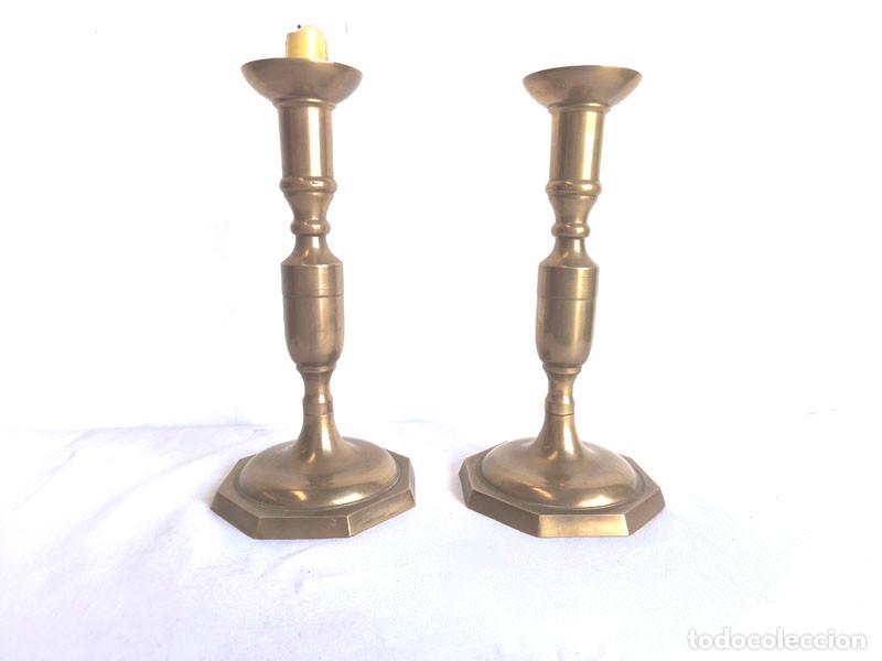 Antig&uuml;edades: PAREJA DE CANDELABROS LISOS DE LAT&Oacute;N - Foto 2