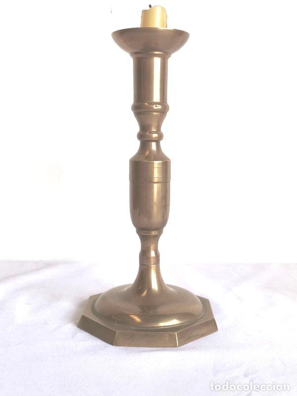 Antig&uuml;edades: PAREJA DE CANDELABROS LISOS DE LAT&Oacute;N - Foto 3