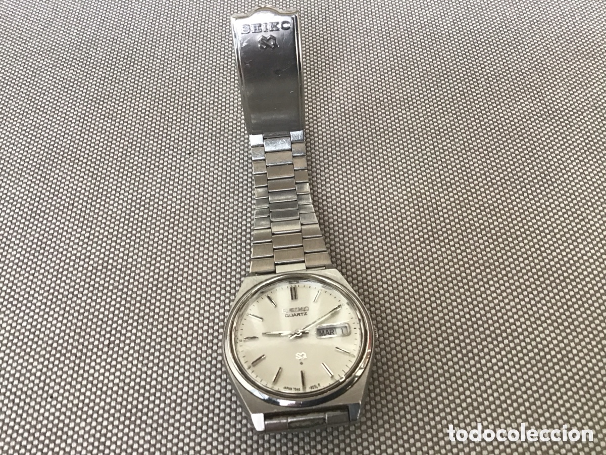 Antig&uuml;edades: Reloj de pulsera vintage Seiko Quartz plateado con una esfera blanca y marcadores.