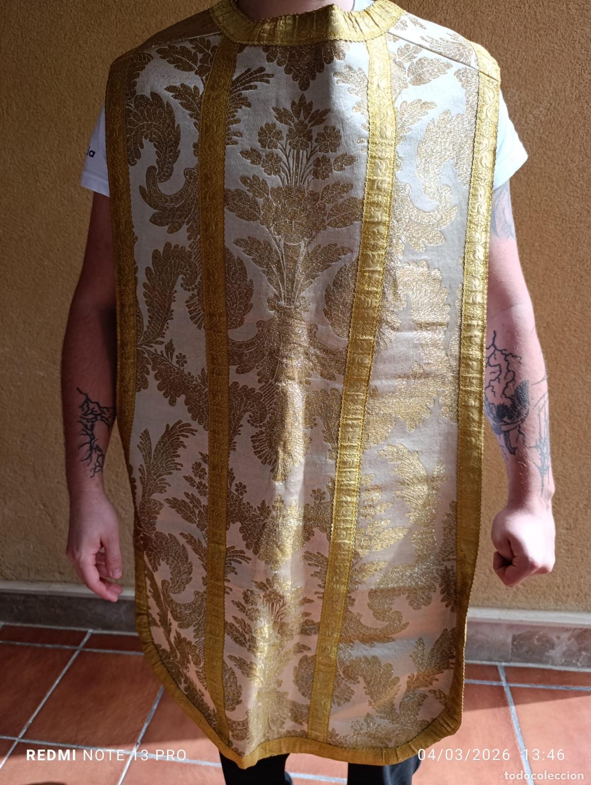 Antig&uuml;edades: Muy Antigua y Original Casulla,confeccionada en seda bordada con hilo de oro. Pps. S. XX.
