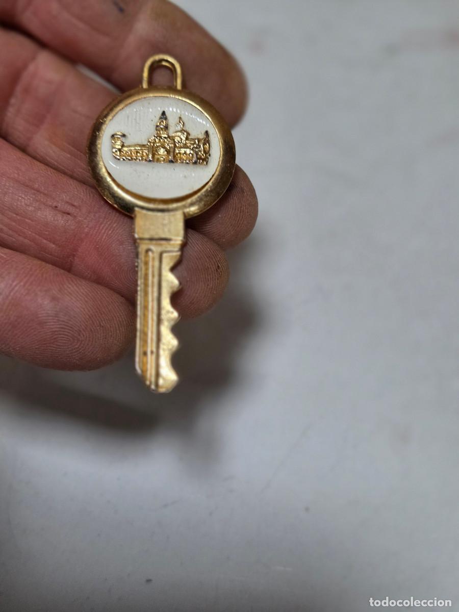 Antig&uuml;edades: llave de la virgen del rocio - Foto 3