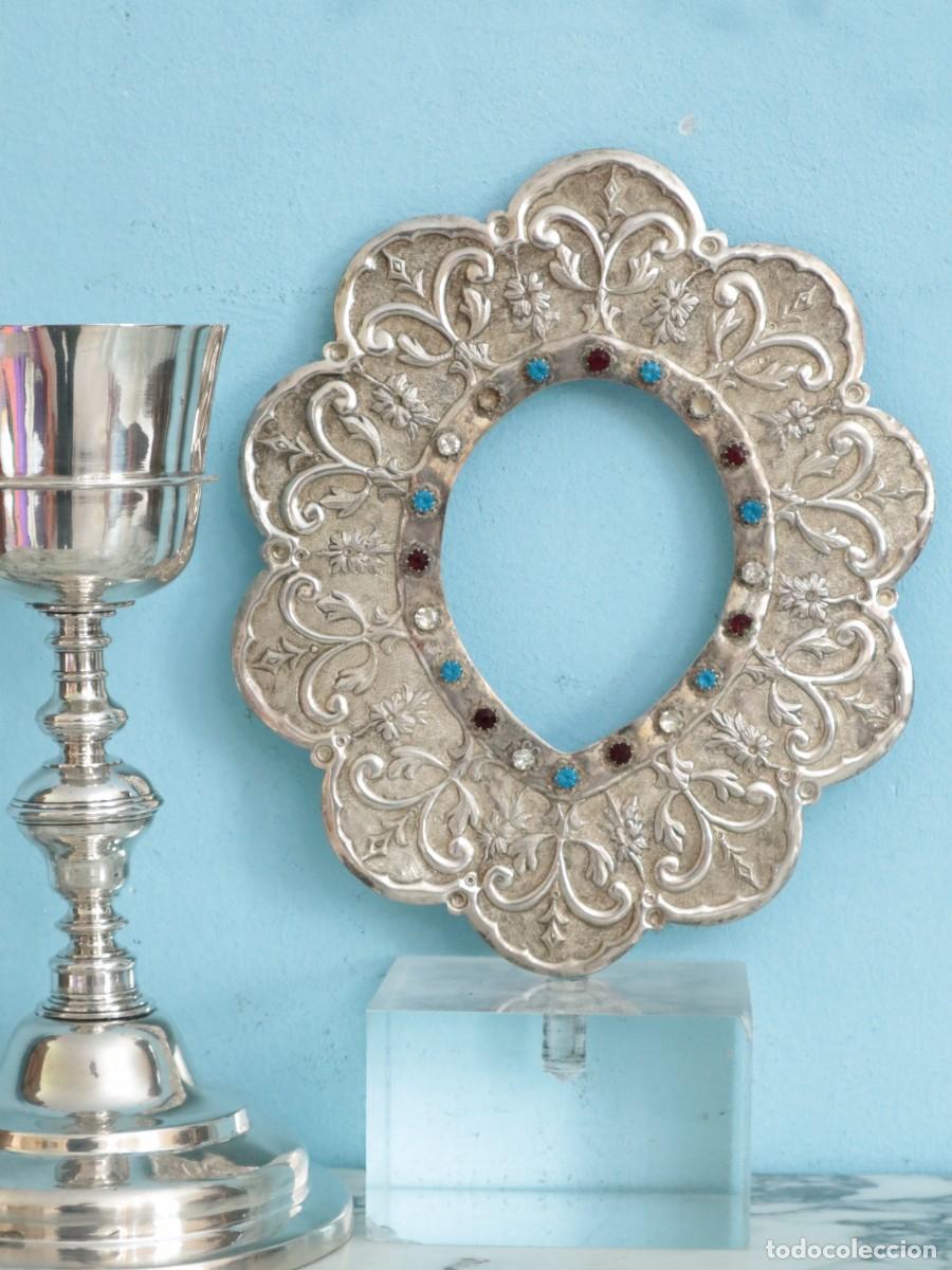 Antiguidades: Rostrillo de plata repujada para una imagen de la Virgen. S. XIX. Mide 23 x 19 cm.