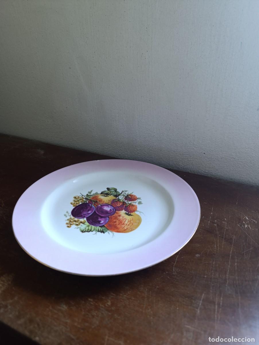 Antig&uuml;edades: Precioso plato de porcelana J.P.L con motivo floral